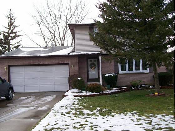 1st image of 425 Vine Ln