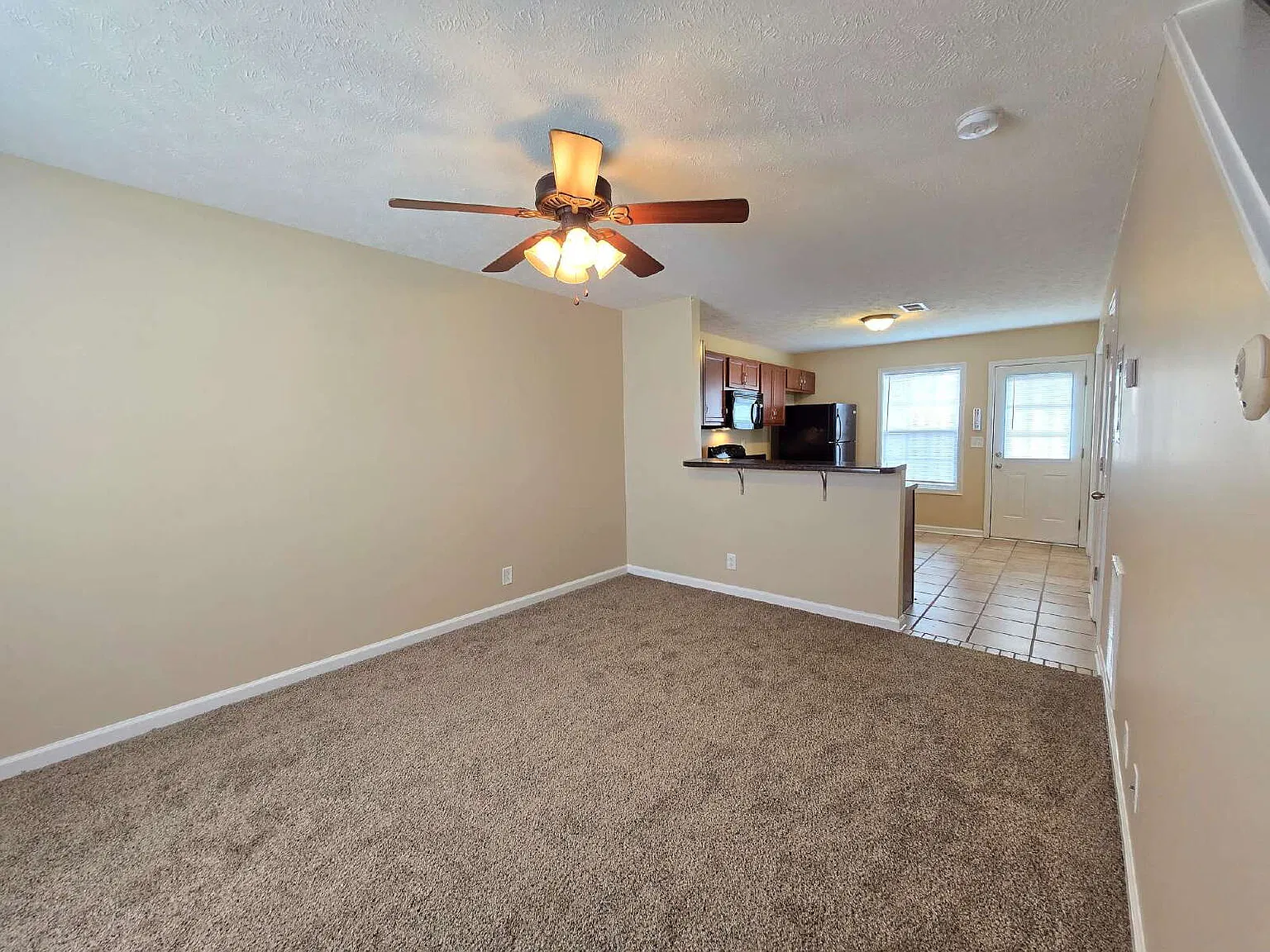 2 bed, 1.5 bath, 950 sqft, $975 — Photo 2