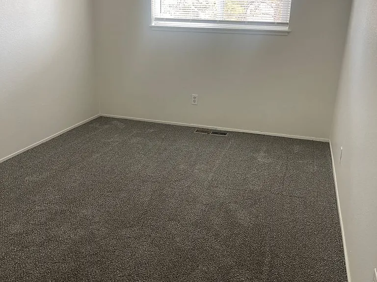 1112 Bradley Sq — Photo 9