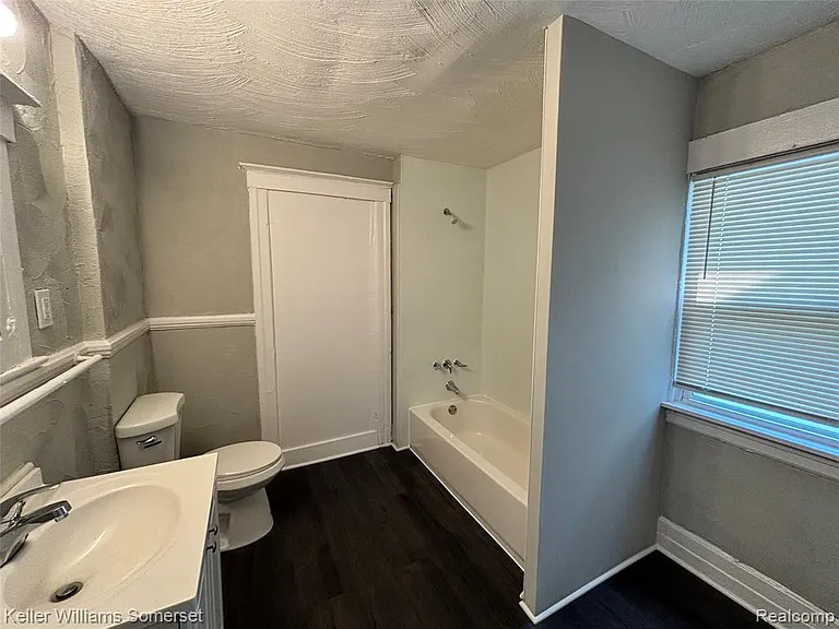 242 Ferris St — Photo 8