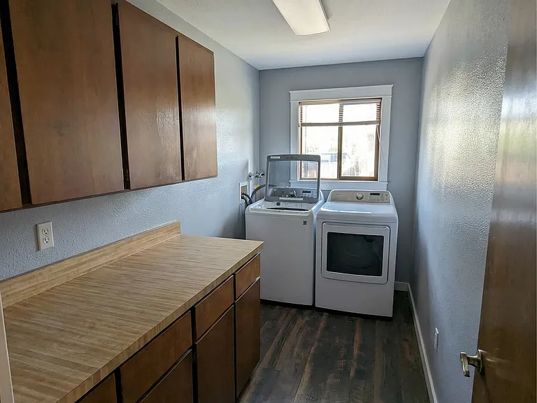 725 W Division Ave — Photo 25