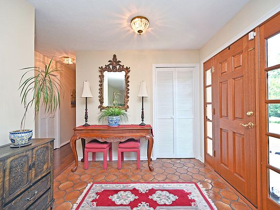 5th image of 8205 Meadow View Dr