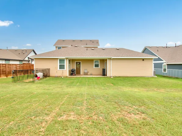 1371 Orange Blossom Ct, Gainesville, TX 76240