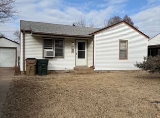 466 W 10th St, Hoisington, KS 67544