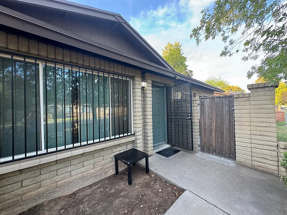 1018 W Malibu Dr