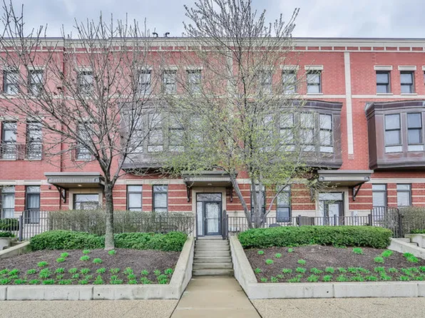 1015 N Riverwalk St, Chicago, IL 60610