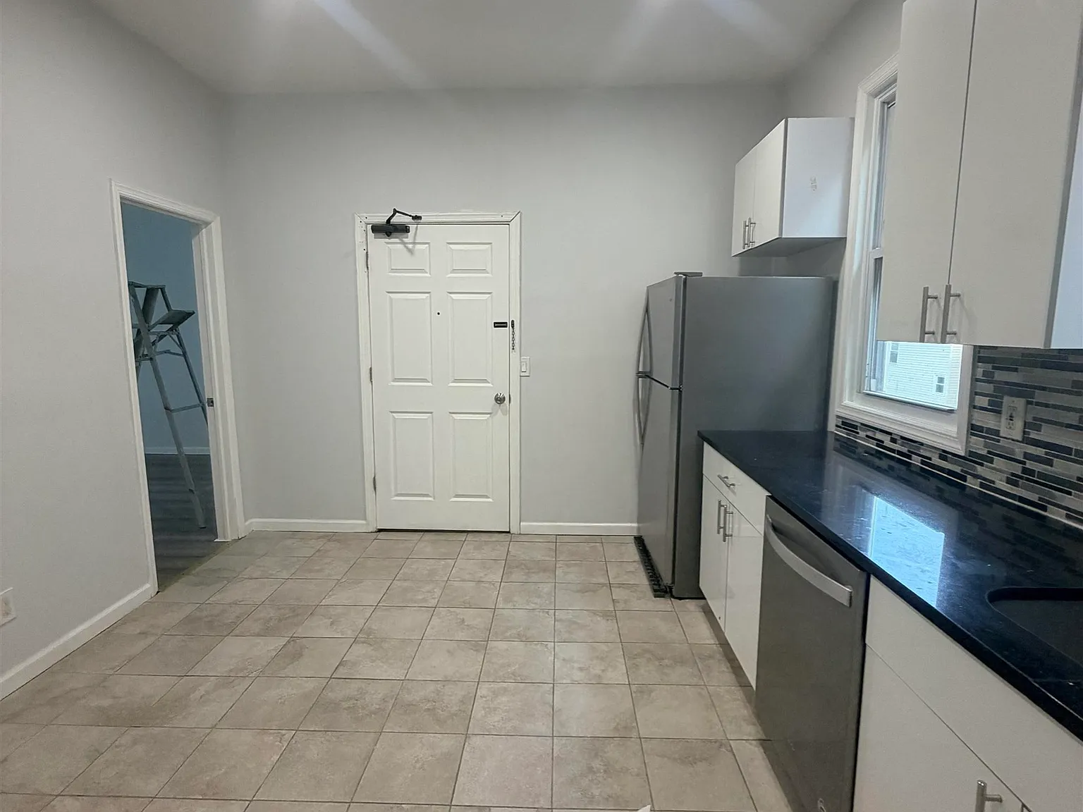 4 bed, 2.5 bath, 1800 sqft, $3,200 — Photo 2