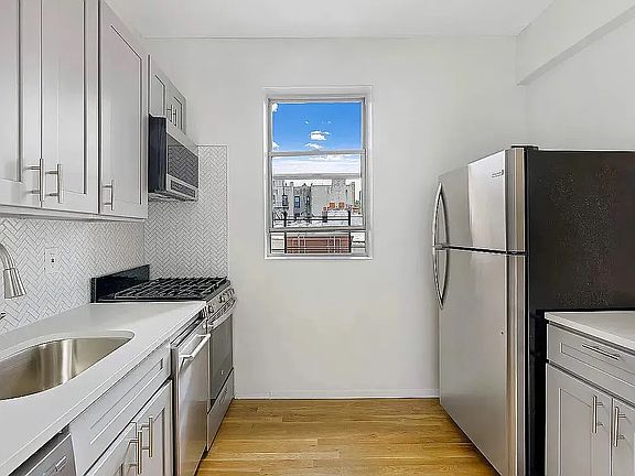 2nd image of 225 13th St APT D4