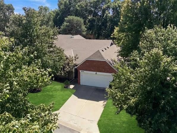 8592 Caenen Lake Ct, Lenexa, KS 66215