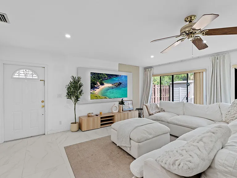 111 Weybridge Cir — Photo 12