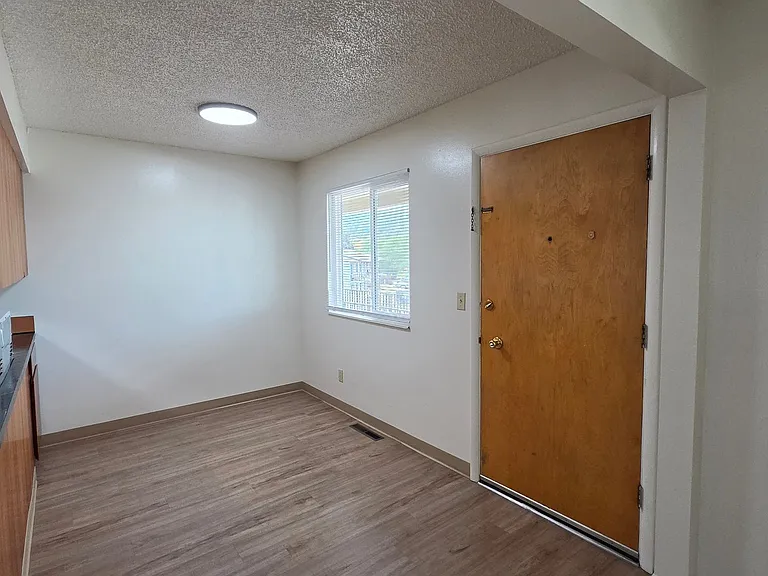 104 Camelot Ct — Photo 3