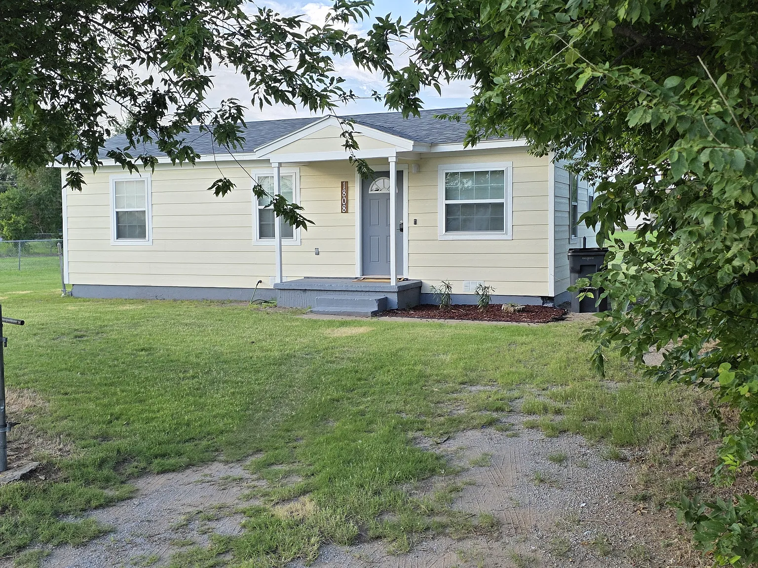 3 bed, 720 sqft, $1,400 — Photo 3