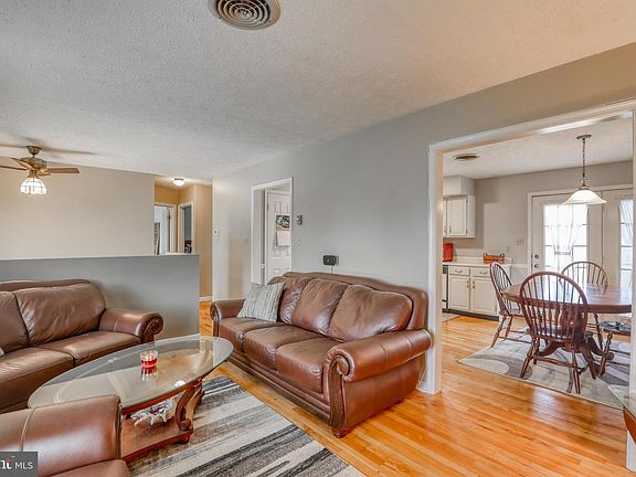 5th image of 105 Essex Ct
