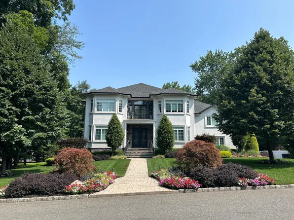 38 S Parker Drive, Monsey, NY 10952