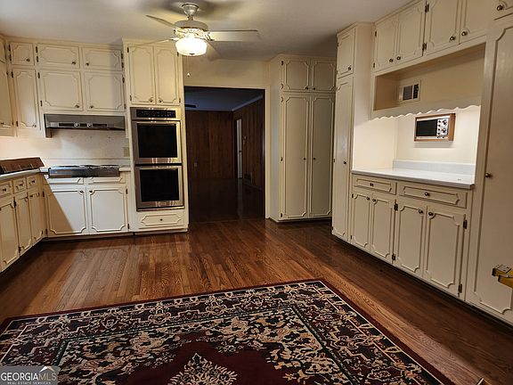 3rd image of 1181 Lakeshore Cir