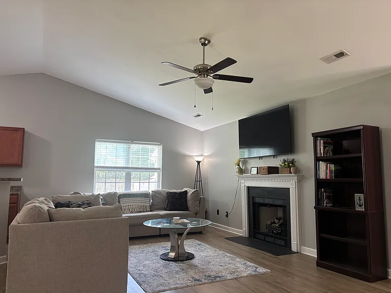 213 Molly Ct — Photo 4