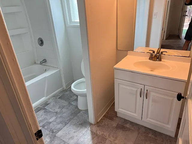2264 Hewitt Ave — Photo 4