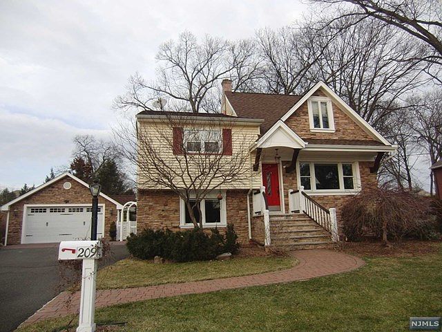 1st image of 209 E Payne Ave
