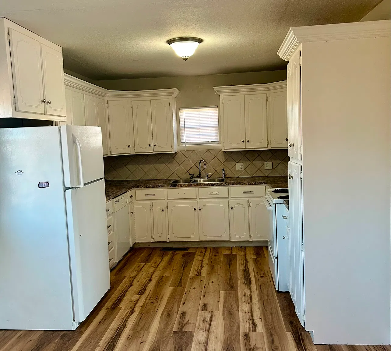 3 bed, 1.5 bath, 1229 sqft, $1,095 — Photo 4