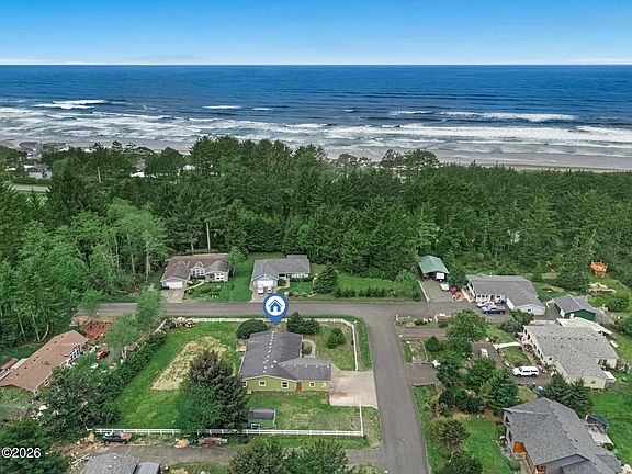 3rd image of 200 NE Evergreen Ln