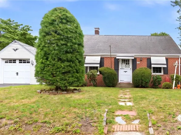 48 Fairway Dr, Cranston, RI 02920