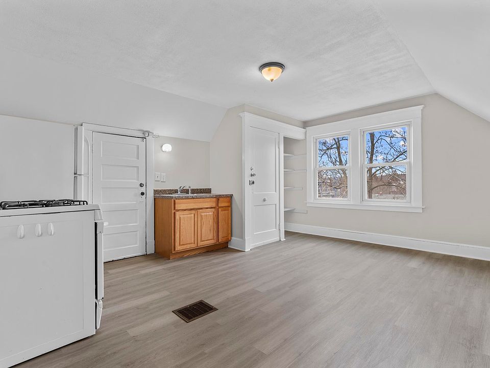 1st image of 16 Ellsworth Ave Floor 3