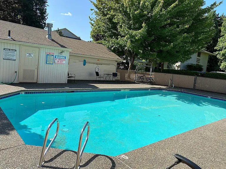 Scholls Crossing Apartments — Photo 14