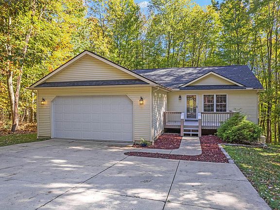 3rd image of 527 Grand Valley Dr