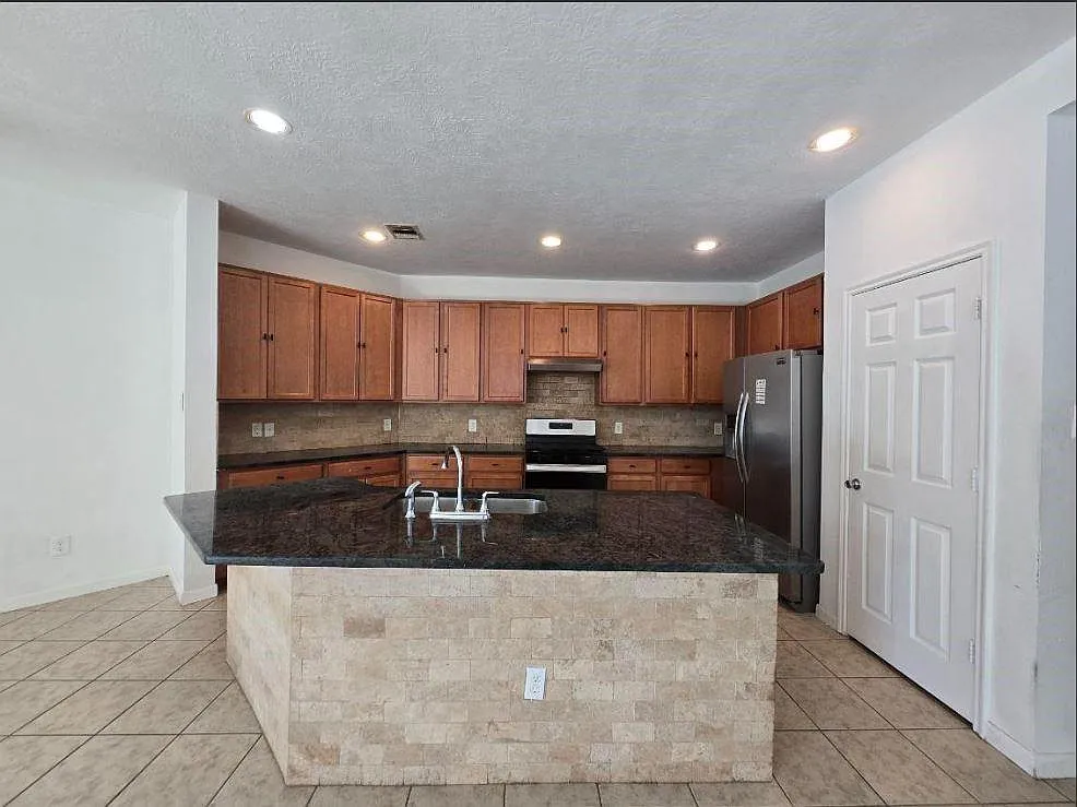 3 bed, 2.0 bath, 1648 sqft, $2,295 — Photo 3