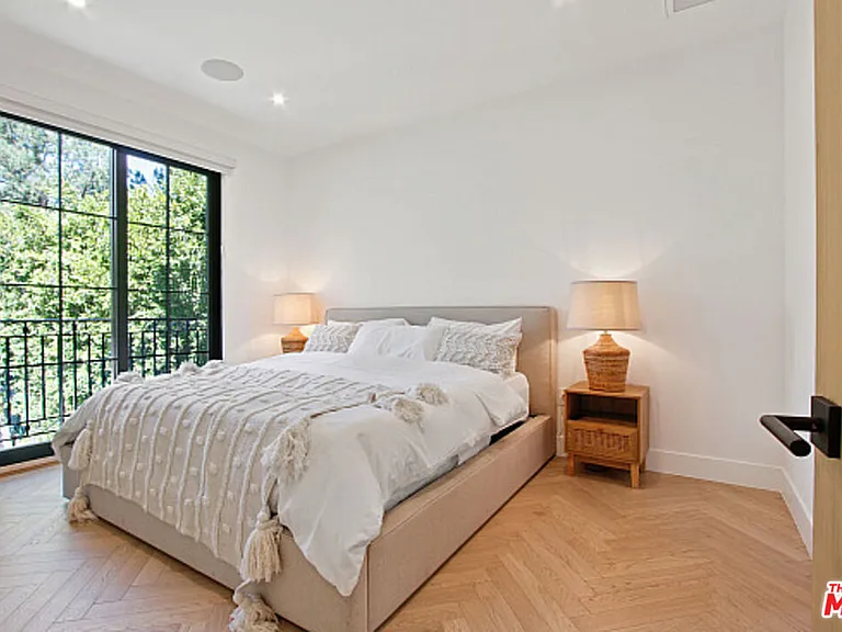 9451 Sunset Blvd — Photo 42
