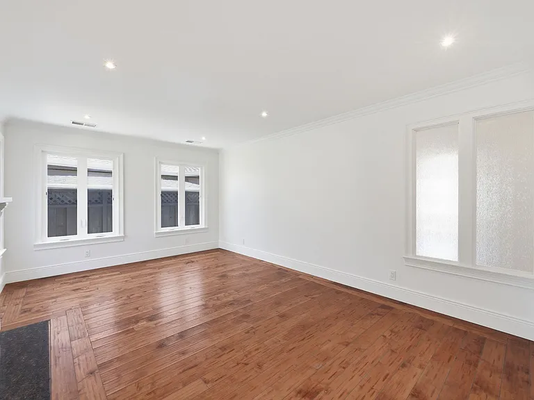 2476 Homewood Dr — Photo 2