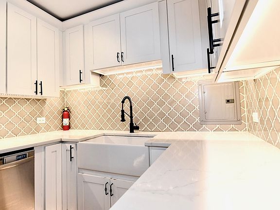 5th image of 4343 N Clarendon Ave APT 516