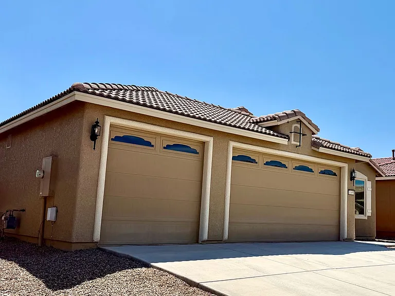 1169 Barnes Dr — Photo 2