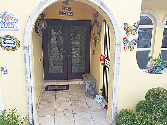 Travertine & Keystone Accent