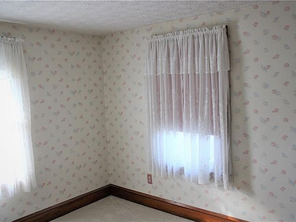 4th image of 1079 Joy Ave