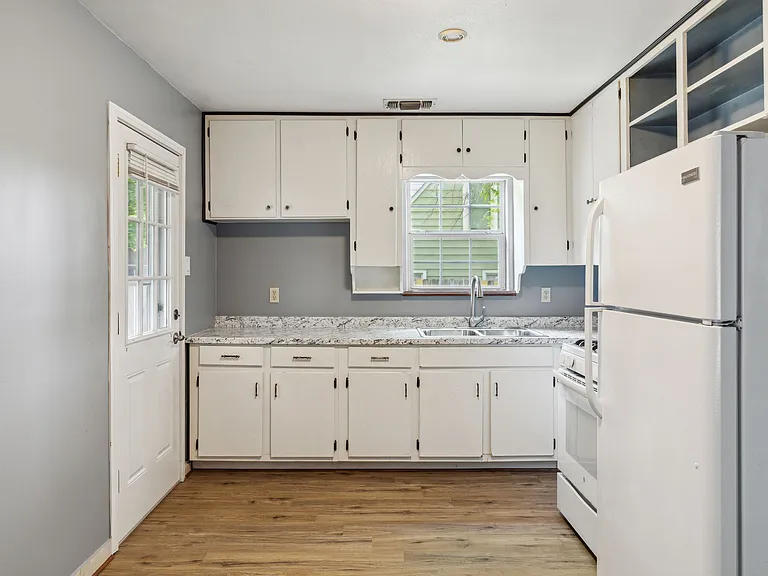 1424 Knight St — Photo 3