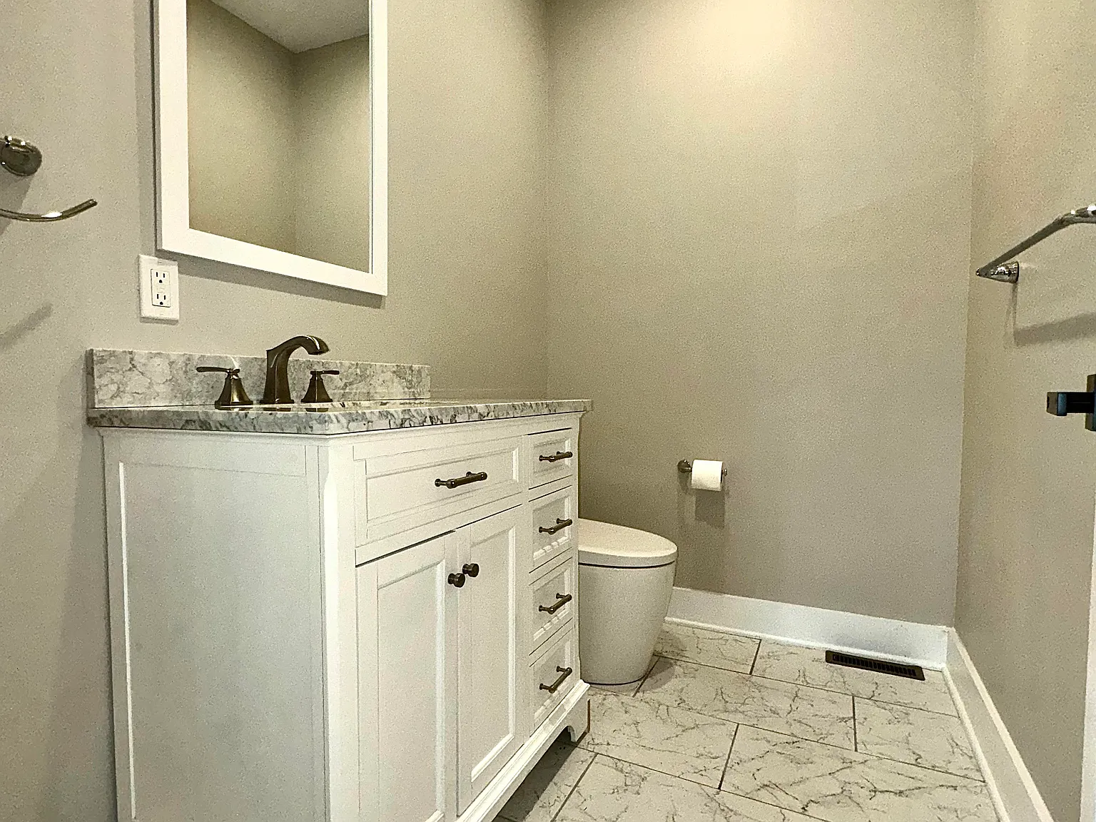 4 bed, 2.5 bath, 2500 sqft, $2,400 — Photo 3