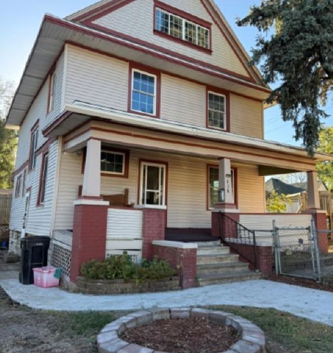 1st image of 838 W 3rd St