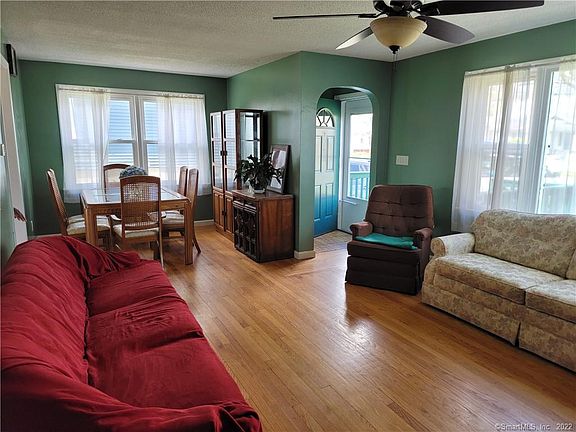 4th image of 41 Bradley Ave