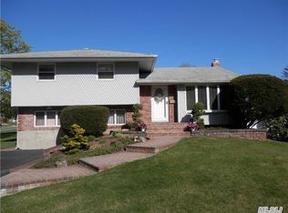 7 Roxbury Dr, Commack, NY 11725