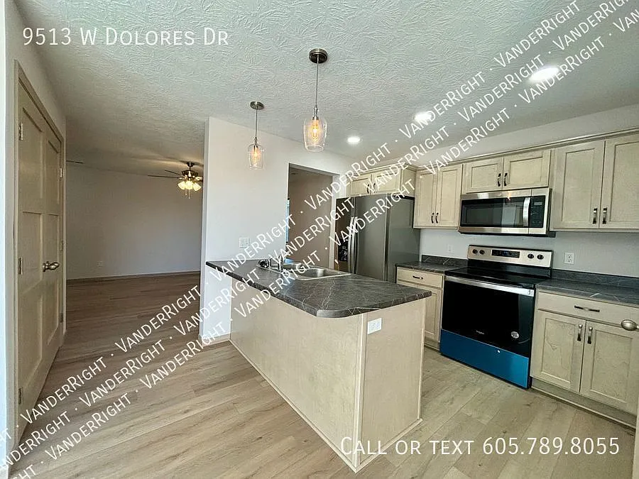 Southwest 3 Bedroom 1.5 Bathroom Home! — Photo 4