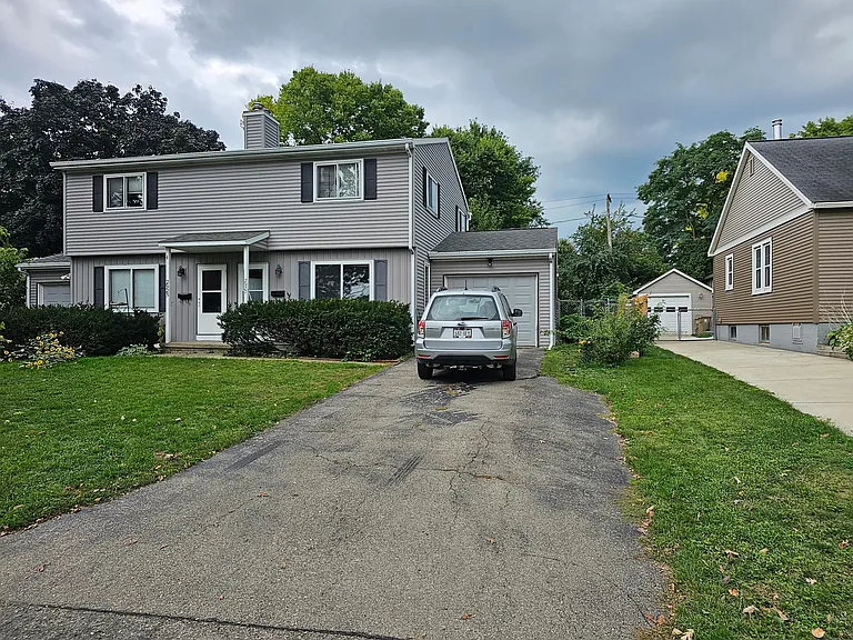 2927 Harvey St — Photo 2