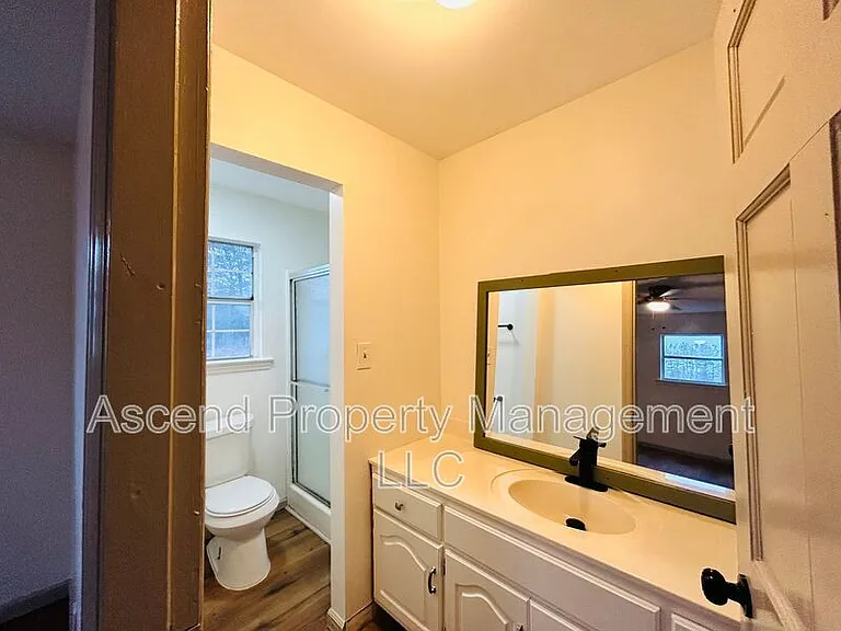 370 Julian Rd — Photo 17