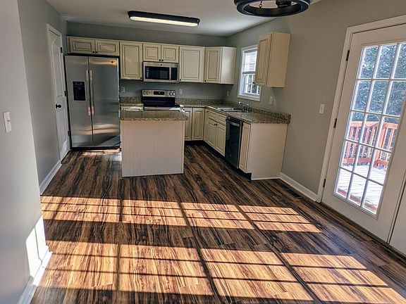 Large eat-in kitchen with new stainless GE appliances