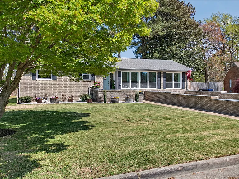 403 Holloway Dr — Photo 43