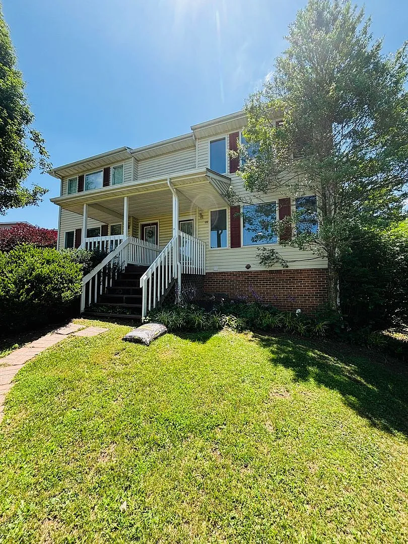 Nicely appointed 3 bedroom, 2 Bath Townhome — Photo 1