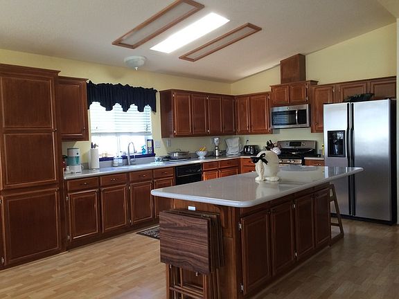 Kitchen with large Island