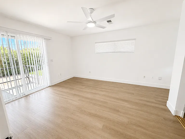 917 N Mariposa St — Photo 18