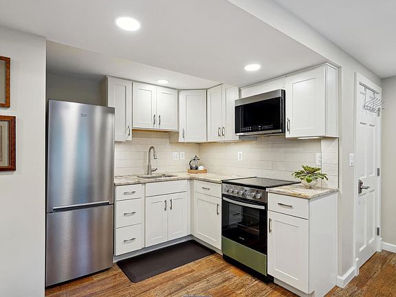 Well-equipped full kitchen