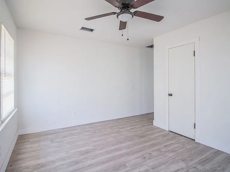 302 Avenue U — Photo 11